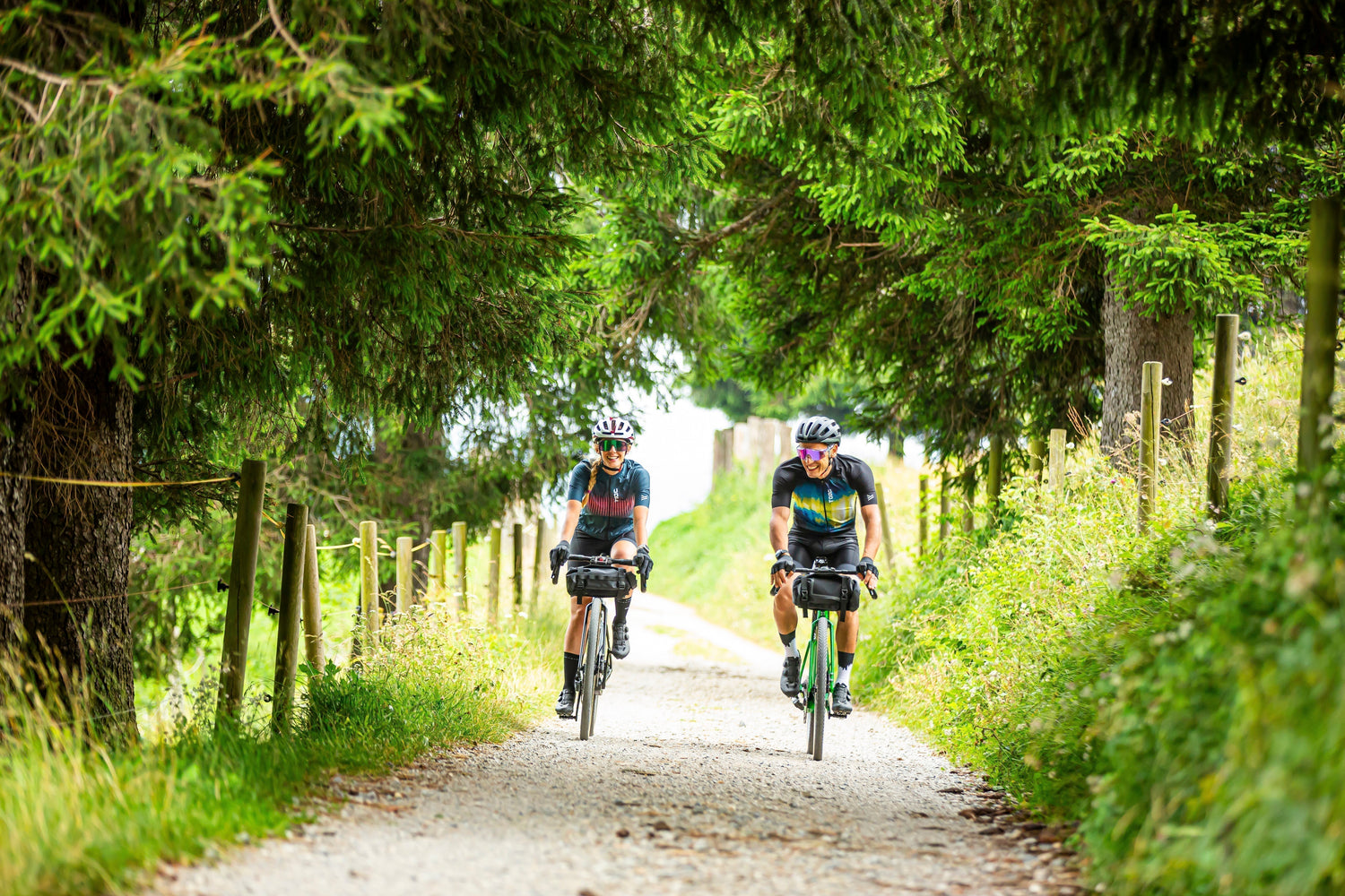 TAAC, L’ABBIGLIAMENTO COMODO E PRATICO PER PEDALARE CON UNA MARCIA IN PIÙ.